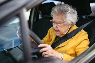 Auto ve stáří dává svobodu, ale i starosti. Kdy už by senior neměl usedat za volant
